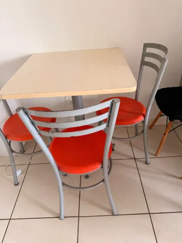 Mesa com 4 cadeiras 