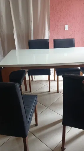 Mesa de 6 lugares e cadeiras 