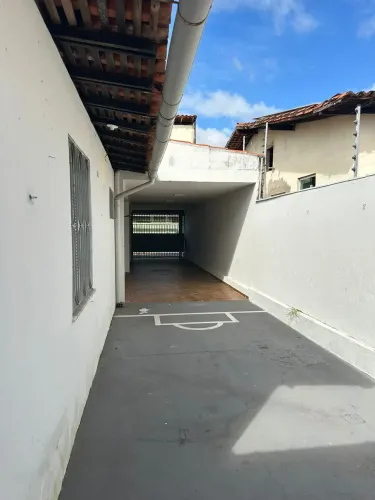 Casa Grande com Quintal e Edícula - Rua Asfaltada