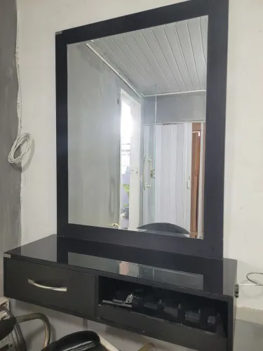 Bancada para salão de beleza e barbearia com espelho.