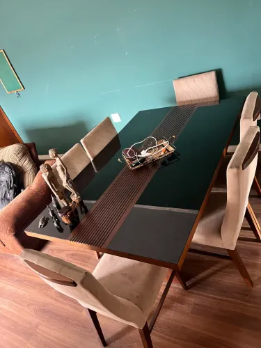 Mesa com 6 cadeiras de Madeira bem grande