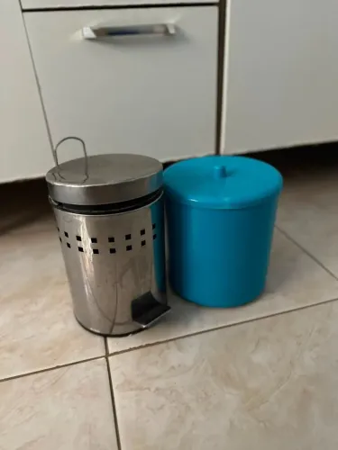 Kit 2 Lixeiras Compactas (1 Inox com Pedal + 1 Plástica Azul)