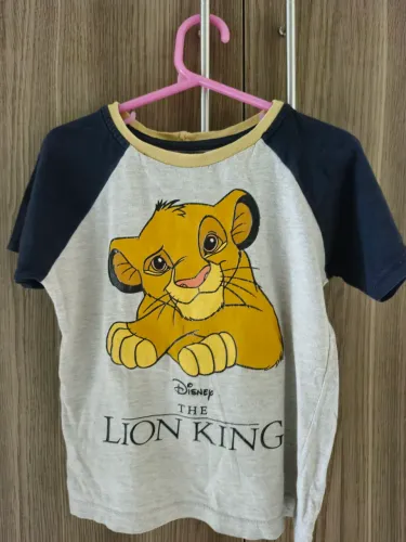 Duas Camisetas Menino | 3 anos | Uma Carter's Jacaré | Uma Disney - Rei Leão | Da Loja C&A