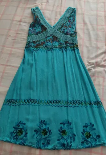 Vestido 100% viscose, bordado estilo indiano TAM G , longo, na cor verde.