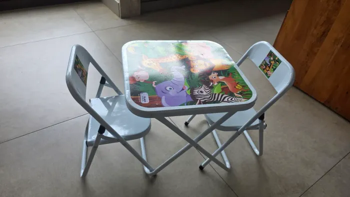 Mesa Infantil dobrável em aço.