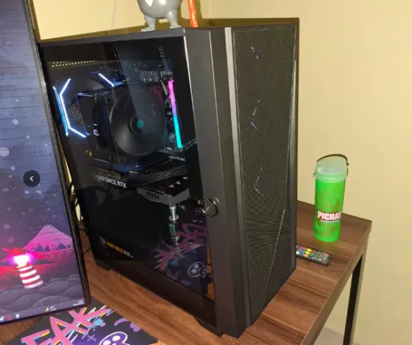 PC Gamer High-End: Ryzen 7 5700X3D + RTX 5070 12GB + 32GB RAM + NVMe 1TB (Estado de Novo!)