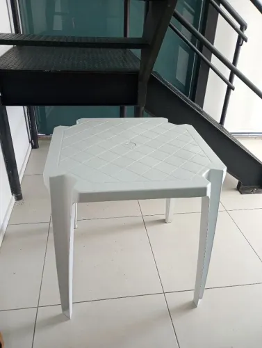 Jogo de Mesa e Cadeiras de Plástico 