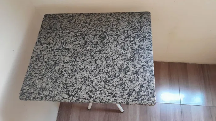 Mesa tampo granito 65 × 54,5 × 2 cm<br><br>Altura 80 cm