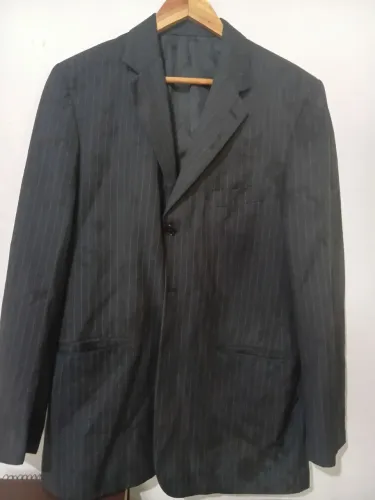Terno preto com listras azul da marca Dartigny, tam 50 longo + calça tam 50