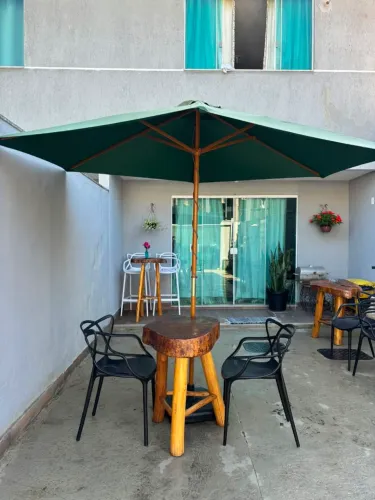 Conjunto de Mesa de madeira com 2 cadeiras de polipropileno preta e Ombrelone verde