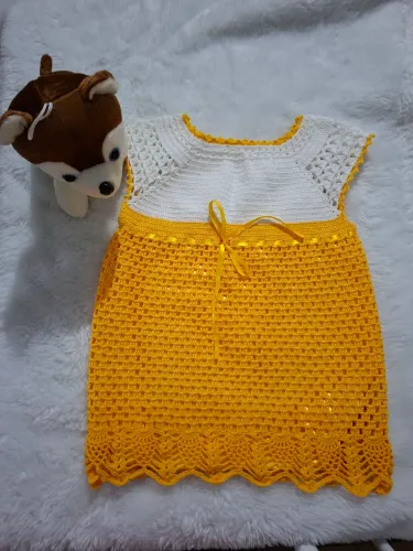 Vestido de crochê em duas cores. Ideal para recém nascidos entre 6 a 1 ano.