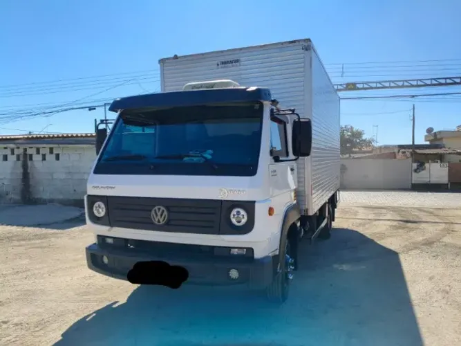 Caminhão baú VW 8.160 DRC 4x2