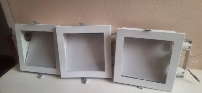 3 planfons de embutir, 20 cm de lado. 2 soquetes com lâmpadas.