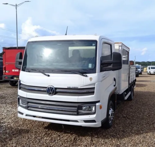VW 6.160 ano 2023, 4x2, com cabine auxiliar e carroceria de ferro, em Goiás 