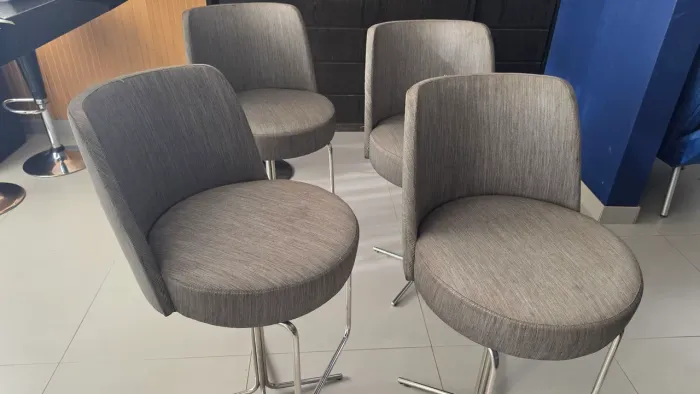 Banqueta alta marca Prodomo cinza 65cm altura