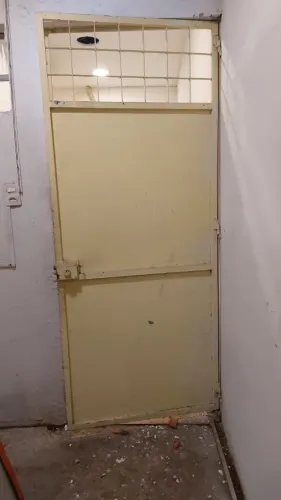 Porta de Ferro Reforçada com Grade Superior 215 x 85