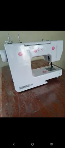 Máquina de custura doméstica branca