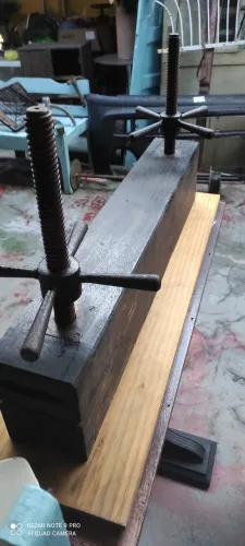 Prensa antiga,manual,uma relíquia: