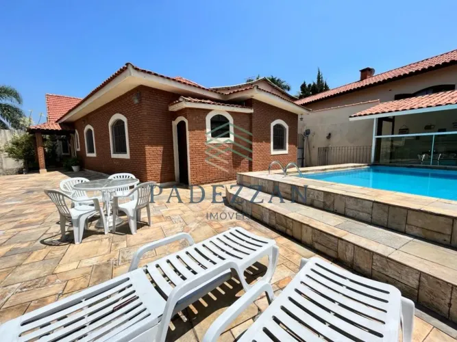 CASA TÉRREA COM PISCINA | 3 DORMS (SENDO 2 SUÍTES) | 6 VAGAS | PQ MONTE ALEGRE | TABOÃO DA