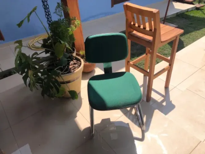 Cadeira de escritório em aço inox e tecido verde