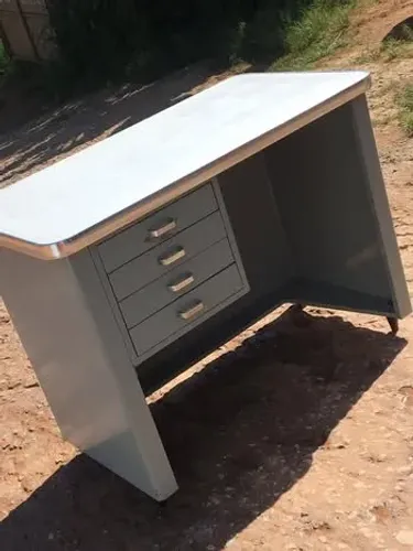 Escrivaninha antiga  de aço 