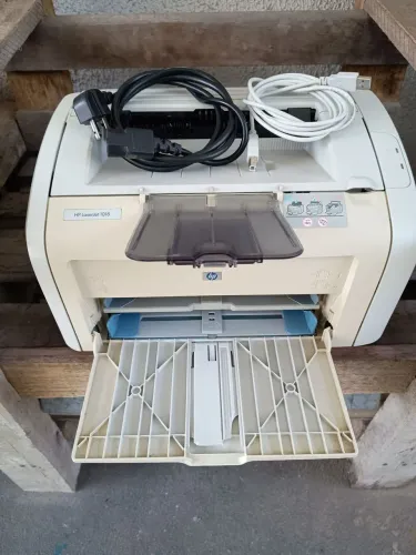 Vendo Impressora Monocromática Laserjet HP 1018, com os cabos funcionando, bem conservada.