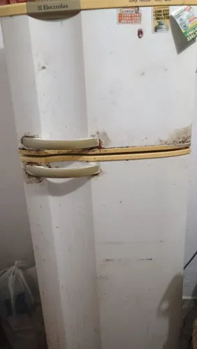 Geladeira simples, mas funcionando 