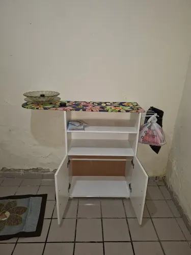 Armário com tábua de passar