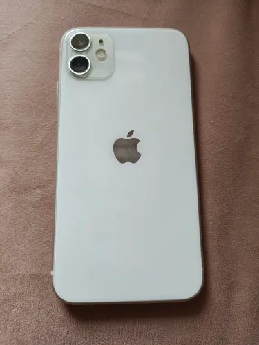 I PHONE 11.   64 GB. Branco sem detalhes