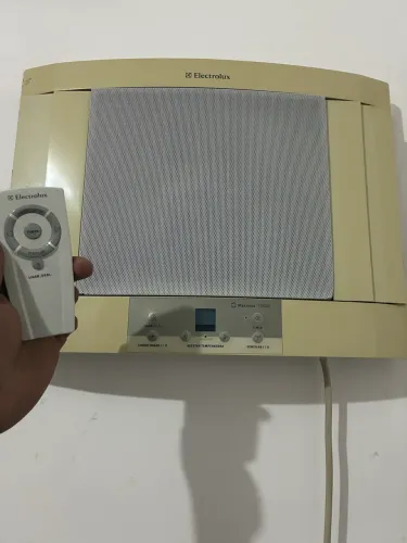 Vendo ar condicionado 10 mil, Electrolux, com controle