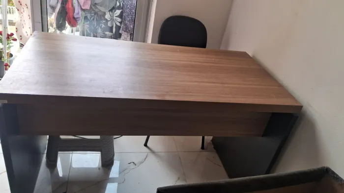 Mesa de escritório e cadeira