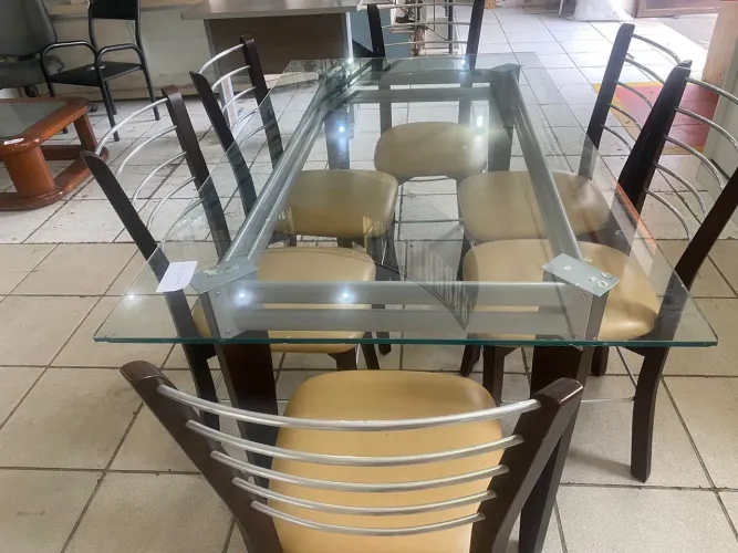 Mesa com 6 cadeiras