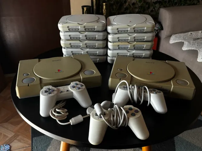 Lote PlayStation 1 - 12 Consoles + Controles + Fonte Original Sony