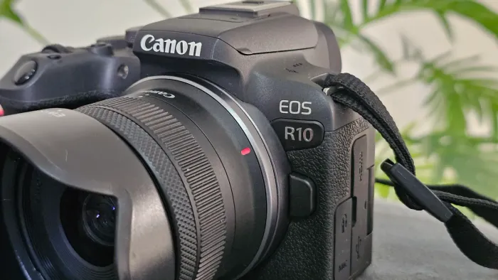 CANON R10 + LENTE RFS 18-45MM STM IMPECÁVEL 