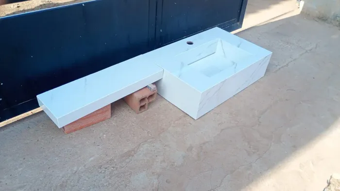 Pia esculpida com extensor para banheiro 