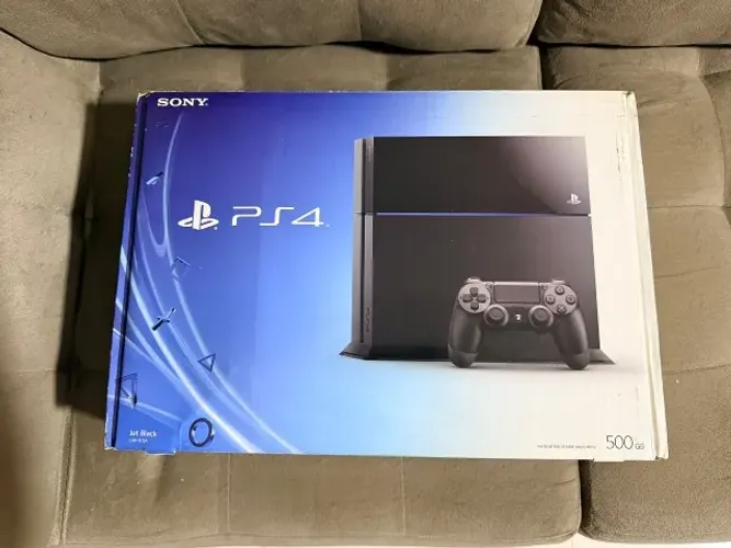 Playstation 4 - 500GB - 1 Controle + 2 Jogos