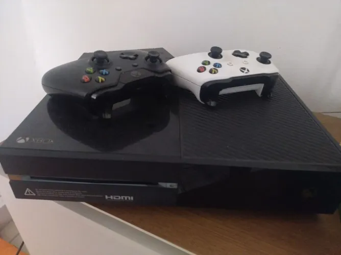 Xbox one + 2 Controles + 8 jogos mídia física