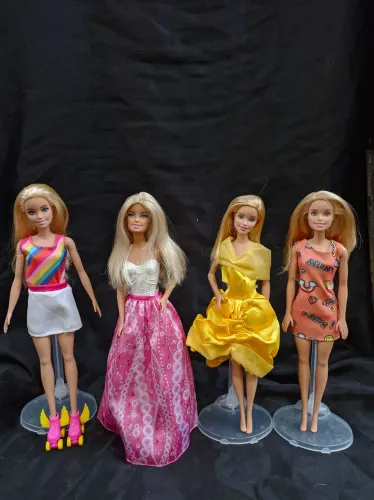Lote 4 bonecas barbies (04) 