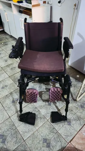 CADEIRA DE RODAS ELÉTRICA ORTOBRAS E4 - BOM ESTADO - PNEUS NOVOS - CARREGADOR ORIGINAL