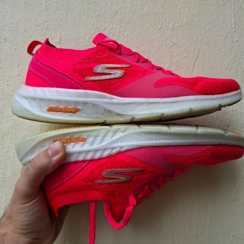 Tênis Skechers Go Run Hyper Burst Air Cooled em estado impecável