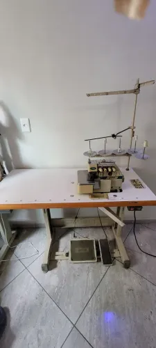 Máquina overlock industrial
