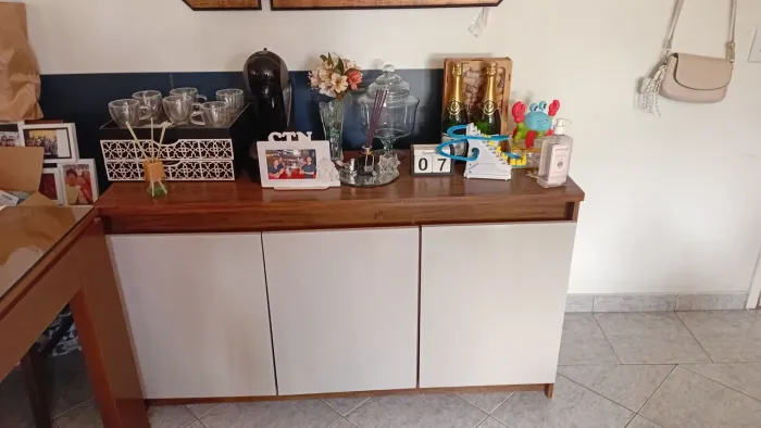Vendo 1 mesa 4 cadeira e tampo a mais de vidro !1 aparador mais espelho