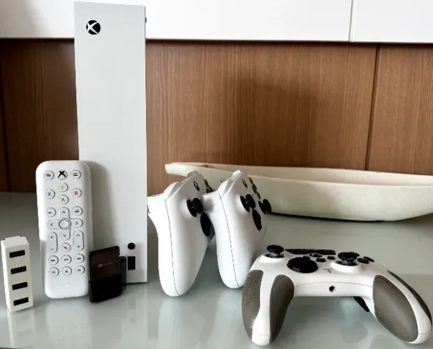 Xbox Series S 512GB + SSD 1TB + 3 Controles + Remoto + Carregadores
