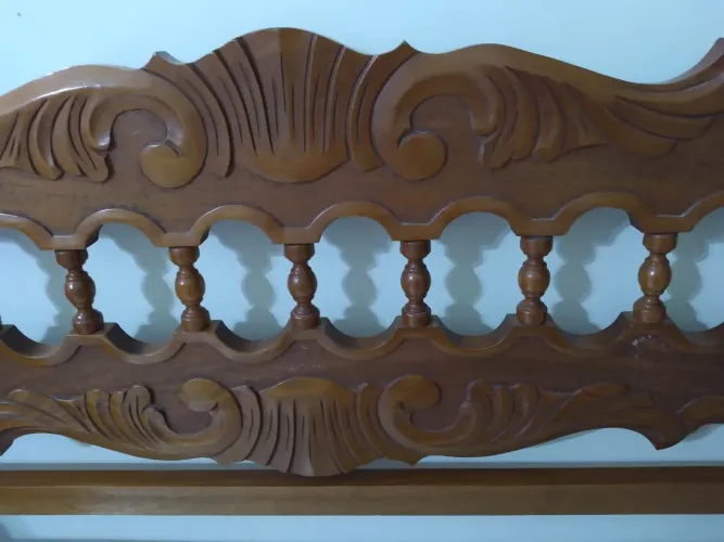 Cama de casal de madeira maciça usada