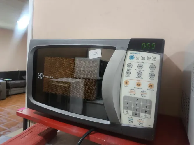 Microondas 20 litros Electrolux espelhado