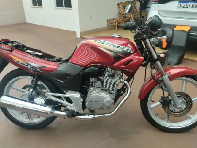 CBX Strada 2002 em Excelente Estado