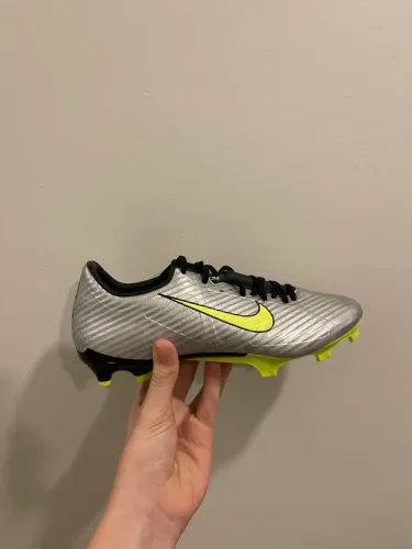 Chuteira de Campo Mercurial Academy Vapor XV Edição 25 anos