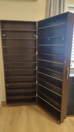 Sapateira Grande com Porta Espelhada - Excelente Estado - Alt. 1,9m Larg 0,72m Prof 0,35m