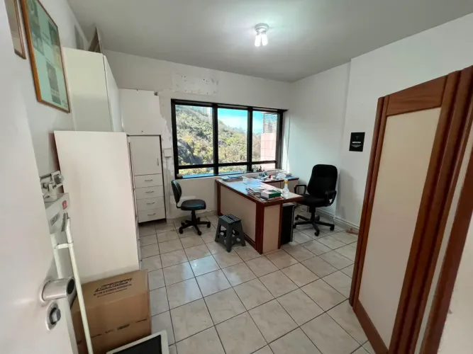 Vendo sala comercial no Ed. Medical Center