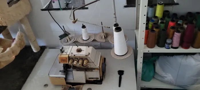 Máquina de costura overloque siruba